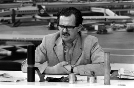 Drs. P. A. Eterman , vertegenwoordiger IFOR, arriveert op Schiphol uit Saigon d, Bestanddeelnr 923-6680