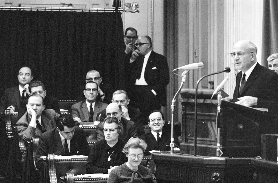 Drs. G.M. (Gerard) Nederhorst (PvdA) aan het woord, links boven de heer Drs. W.K, Bestanddeelnr 919-8368