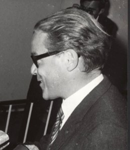 Drs. R.W.D. Oxenaar, voorzitter van de Talens Prijs Internationaal reikt de prij, Bestanddeelnr 092-0228 (cropped)