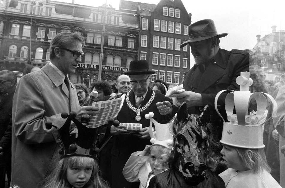 Drs. H. de Jonge van de actie kinderpostzegels verkoopt zegels aan burgemeester , Bestanddeelnr 926-8235