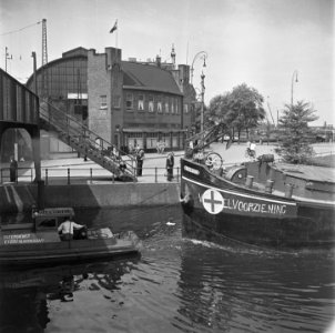Droogbak Binnenvaartschip Exelsior met opschrift ¨Voedselvoorziening¨en kruis w, Bestanddeelnr 900-2958
