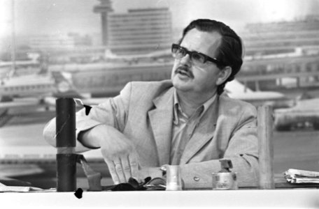 Drs. P. A. Eterman , vertegenwoordiger IFOR, arriveert op Schiphol uit Saigon d, Bestanddeelnr 923-6678