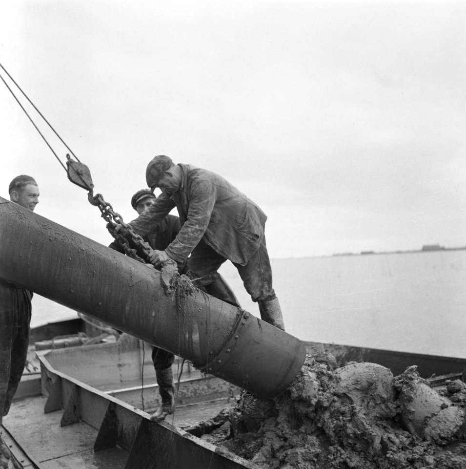 Drooglegging van de Wieringermeerpolder Arbeiders bij pijp van baggerschuit, Bestanddeelnr 900-8348