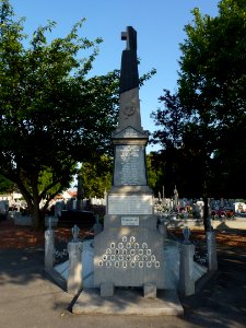 Dourges (Pas-de-Calais, Fr) cimetière, monument aux morts