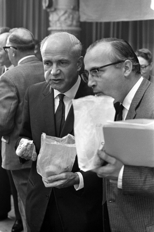 Drs. G.M. (Gerard) Nederhorst met een lunchpakketje, Bestanddeelnr 919-7793