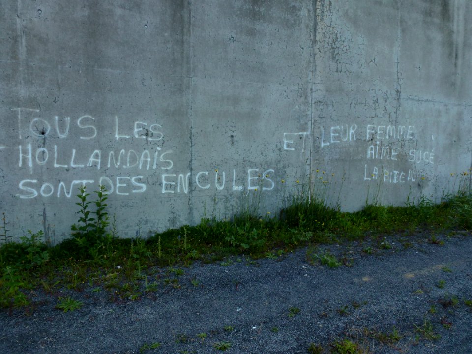 Dourges (Pas-de-Calais, Fr) graffiti, mur longeant le Canal de la Deûle