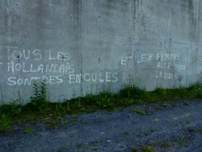 Dourges (Pas-de-Calais, Fr) graffiti, mur longeant le Canal de la Deûle
