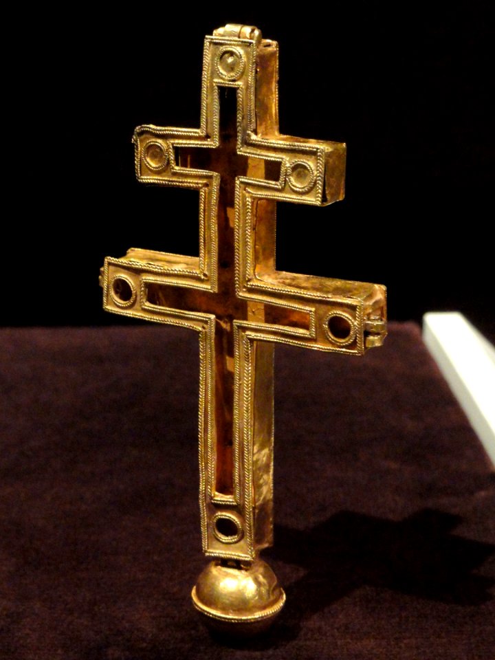 Double-Arm Reliquary Cross, about 1100-1200 AD, Latin Kingdom of Jerusalem, Jerusalem, gold - Cleveland Museum of Art - DSC08607