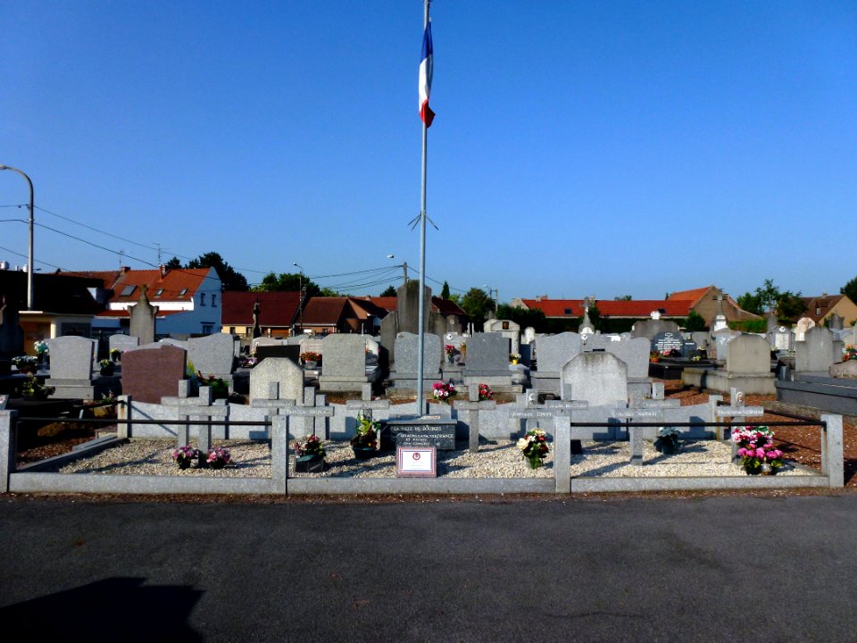 Dourges (Pas-de-Calais, Fr) cimetière. carré militaire français