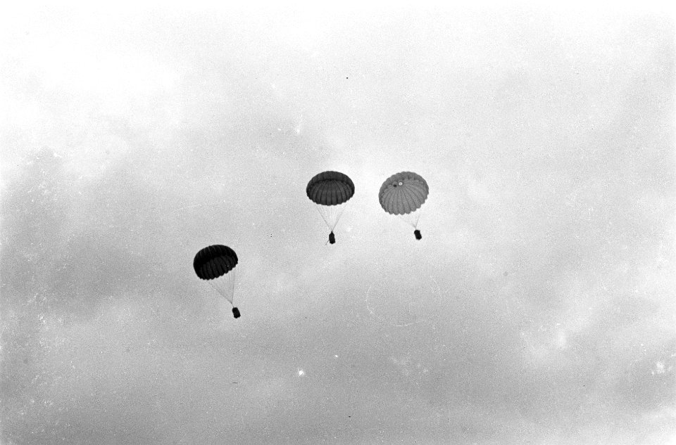Dropping drie parachutes met lading, Bestanddeelnr 5809