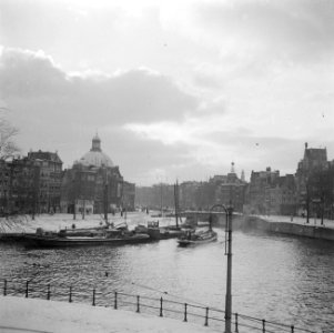 Droogbak met zicht op de Prins Hendrikkade en het Singel Op de achtergrond Koep, Bestanddeelnr 255-9458