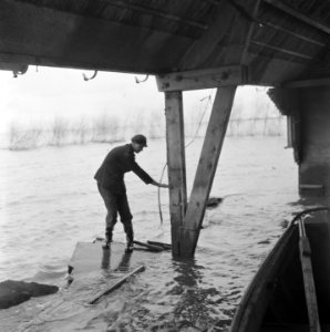 Drooglegging van de Wieringermeerpolder Jonge man geeft aan hoe hoog het water…, Bestanddeelnr 900-8333