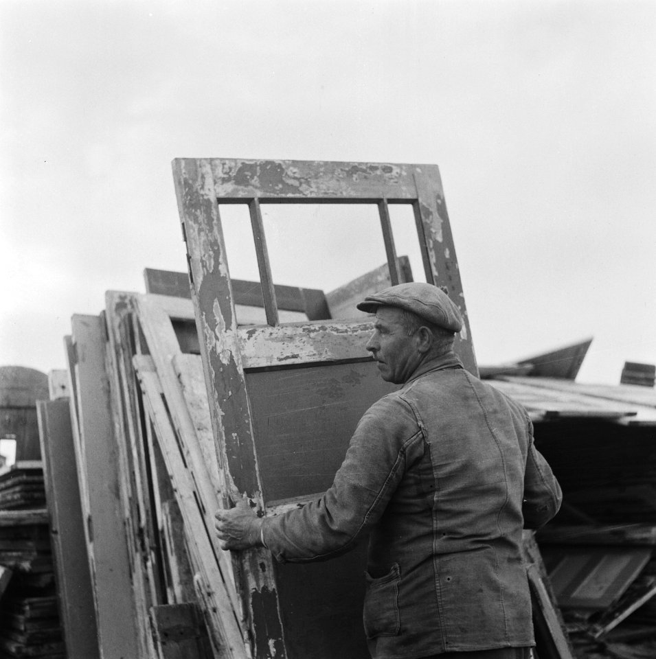 Drooglegging van de Wieringermeerpolder Man met deuren, Bestanddeelnr 900-8325