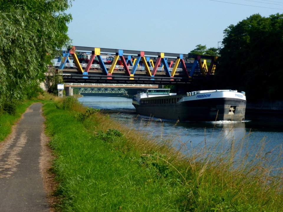 Dourges (Pas-de-Calais, Fr) Canal de la Deûle, pont de l'Autoroute A1