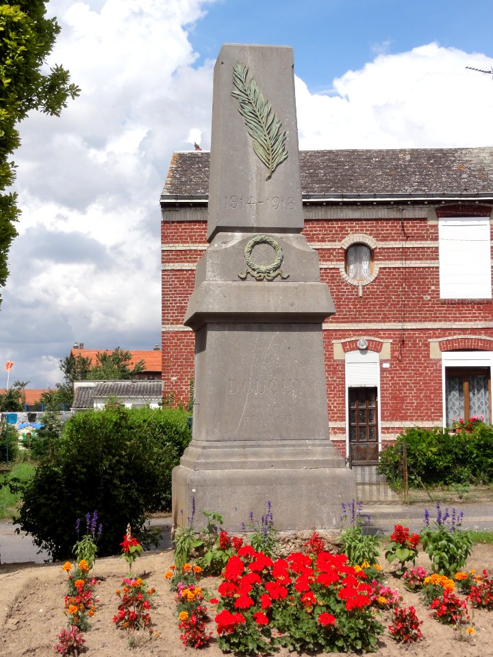 Douchy (Aisne) monument aux morts