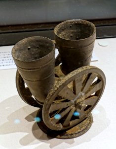 Double-mouthed vessel with wheels, attributed to Changnyeong, Korea, Three Kingdoms period (Silla), 400s AD, ceramic - Tokyo National Museum - Tokyo, Japan - DSC08110