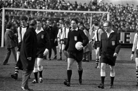 DOS tegen Feyenoord 2-0. Midden scheidsrechter Schalks, Bestanddeelnr 921-1724