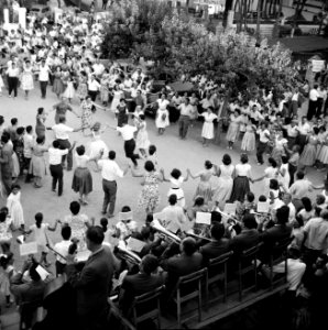 Dorpsbewoners dansen sardana op een plein, begeleid door een blaasorkest, Bestanddeelnr 254-0854
