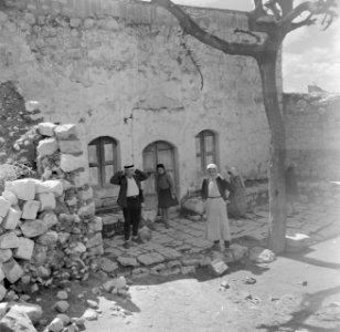 Dorpelingen voor de ingang van een synagoge, Bestanddeelnr 255-0138