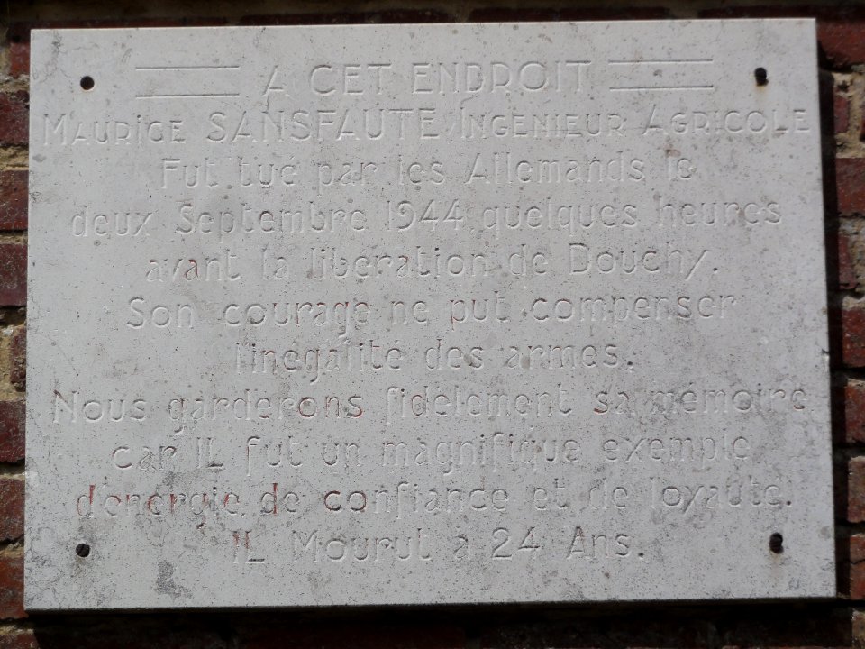 Douchy (Aisne) manoir, plaque commémorative de guerre à l'entrée