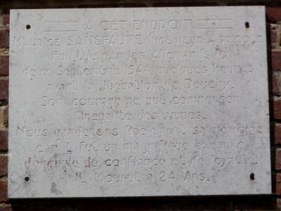 Douchy (Aisne) manoir, plaque commémorative de guerre à l'entrée