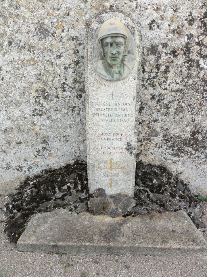 Doucelles (Sarthe) stèle auprès du carré militaire de 4 soldats mort pour la France le 10 août 1944