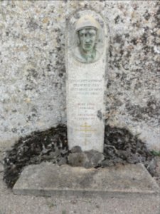 Doucelles (Sarthe) stèle auprès du carré militaire de 4 soldats mort pour la France le 10 août 1944