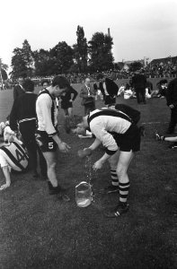 DOS tegen Fortuna 54 4-3 te Eindhoven. Spelers op grond wachten op verlenging, Bestanddeelnr 921-4087