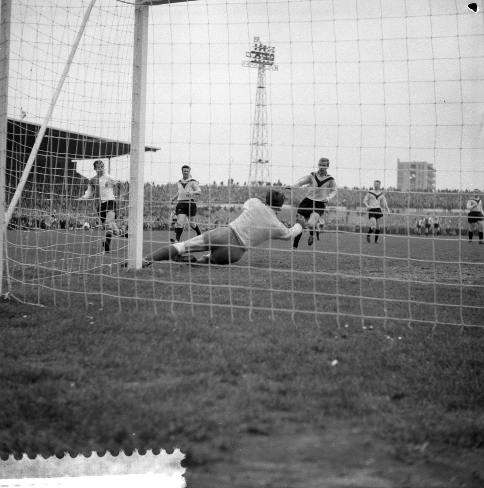 DOS tegen Feyenoord 0-1, v.l.n.r. Moulijn, Okhuysen (DOS), Kraay(DOS) en Voges …, Bestanddeelnr 911-1608