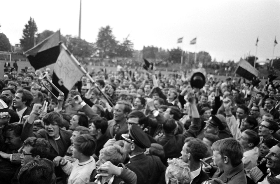 DOS tegen Fortuna 54 4-3 te Eindhoven. Supporters, Bestanddeelnr 921-4085