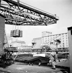 Douanecontrole bij het lossen van vaten in de haven van Bazel-Kleinhüningen, Bestanddeelnr 254-1286