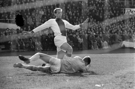DOS tegen Ajax 0-4, nummer 7 en 8 Nunninga in aktie, Bestanddeelnr 920-1544