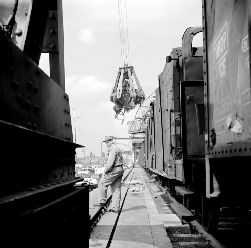 Douanebeambte bij het laden van goederentreinen in de haven van Bazel-Kleinhünin, Bestanddeelnr 254-1287