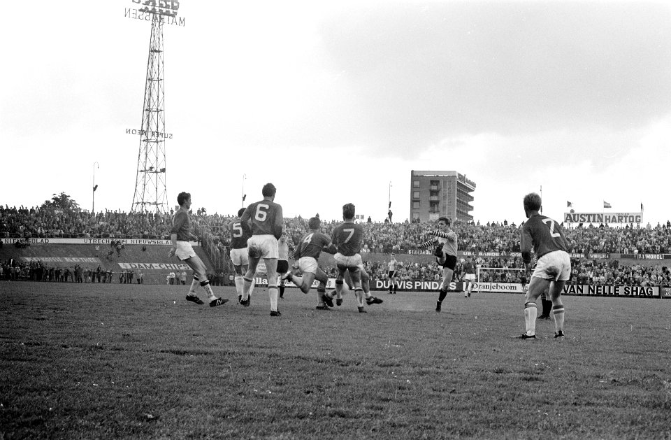 DOS tegen AZ '67 1-1. Spelmoment, Bestanddeelnr 922-4590