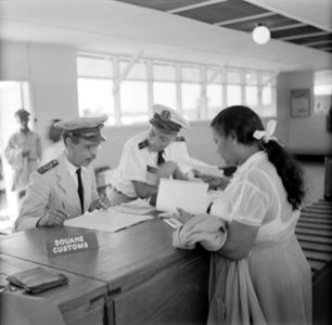 Douane op vliegveld Zanderij in Suriname, Bestanddeelnr 252-2661