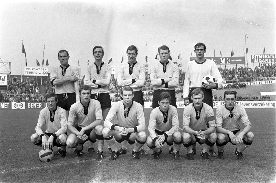 DOS tegen ADO 2-2. Elftal DOS Aarts, Van Vliet , De Kuyper , Plageman, Verrips,, Bestanddeelnr 920-7123