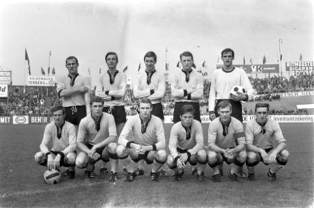 DOS tegen ADO 2-2. Elftal DOS Aarts, Van Vliet , De Kuyper , Plageman, Verrips,, Bestanddeelnr 920-7123