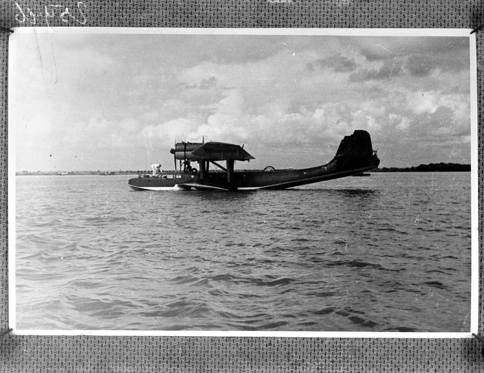 Dorniervliegboot op het water bij Soerabaia, Bestanddeelnr 902-5946