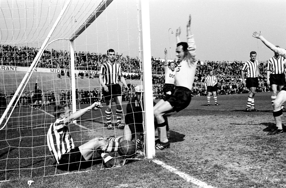 DOS tegen Sparta 2-0 Luiten (met handen hoog) maakt voor DOS eerste doelpunt, Bestanddeelnr 915-0186