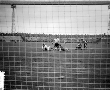 DOS tegen Ajax 2-2 DOS-keeper duikt naar bal, Bestanddeelnr 912-8530