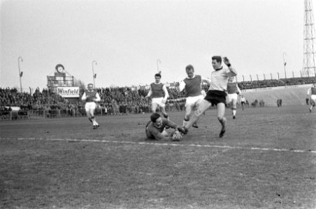 DOS tegen Ajax 3-1, keeper Hoogerman werpt zich op de bal voor aanstormende Van , Bestanddeelnr 916-1783