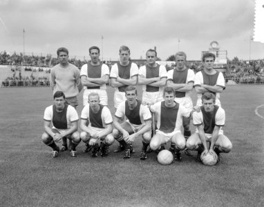 DOS tegen Ajax 2-2 Elftal van Ajax Werf, Maurik, Pronk, Ouderland, Tijm, Nulle, Bestanddeelnr 912-8527
