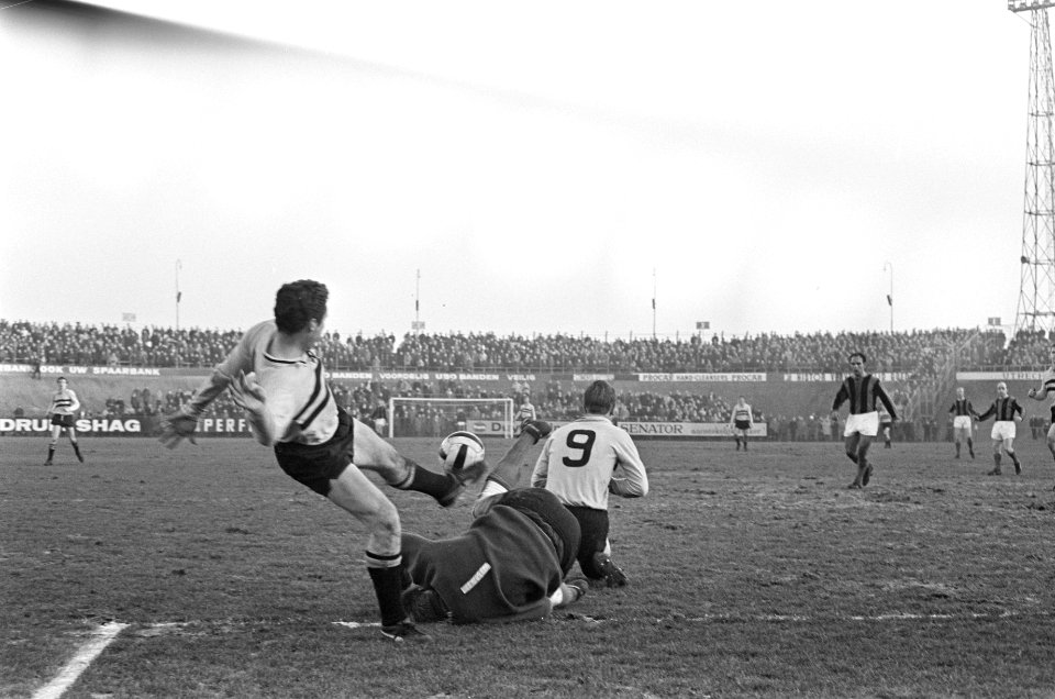 DOS tegen DWS 2-2, keeper Piet Schrijvers in duel met Van der Linden , op de rug, Bestanddeelnr 919-9121
