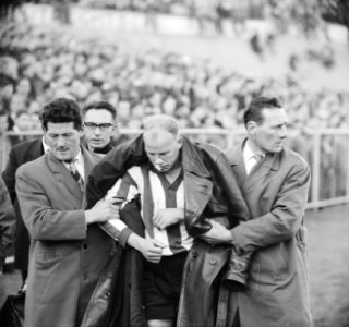 DOS tegen PSV 2-0, Roel Wiersma moest veld verlaten doo blessure, Bestanddeelnr 914-4534
