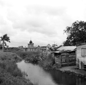Dorpsgezicht (Paradise) met Hindoestaanse tempel, Bestanddeelnr 252-5611