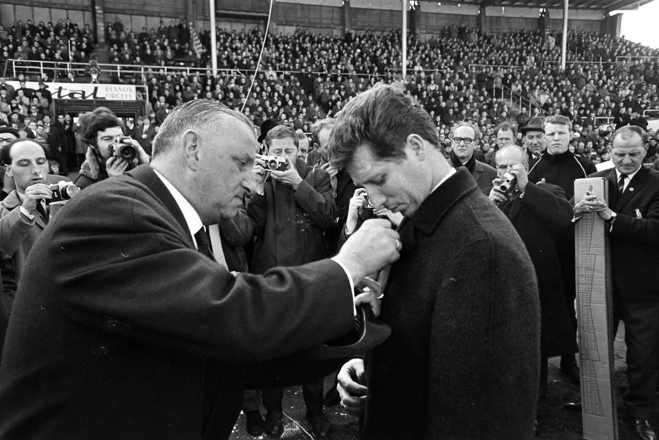 DOS tegen Ajax 0-4, Tonnie van der Linden krijgt speld, Bestanddeelnr 920-1546