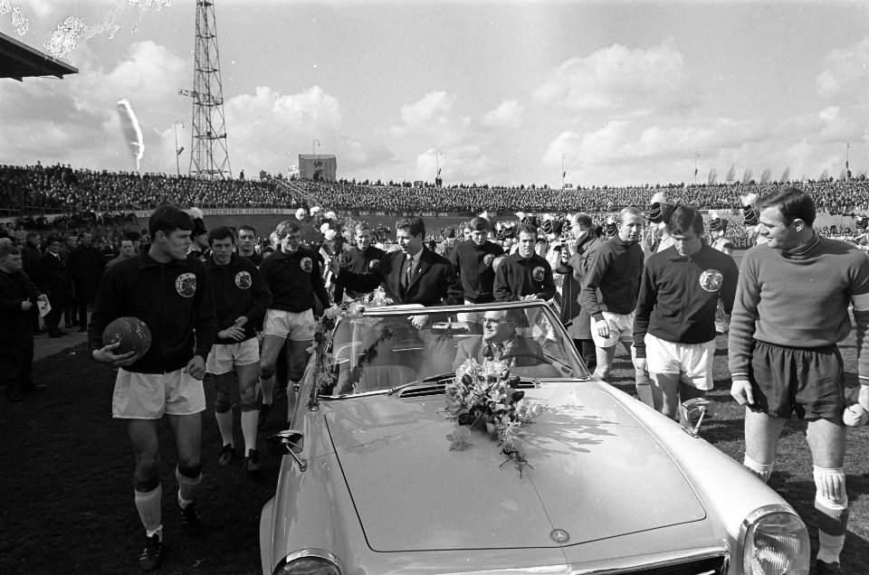 DOS tegen Ajax 0-4, Tonnie van der Linden gehuldigd, hij maakt hij ererondje, Aj, Bestanddeelnr 920-1545