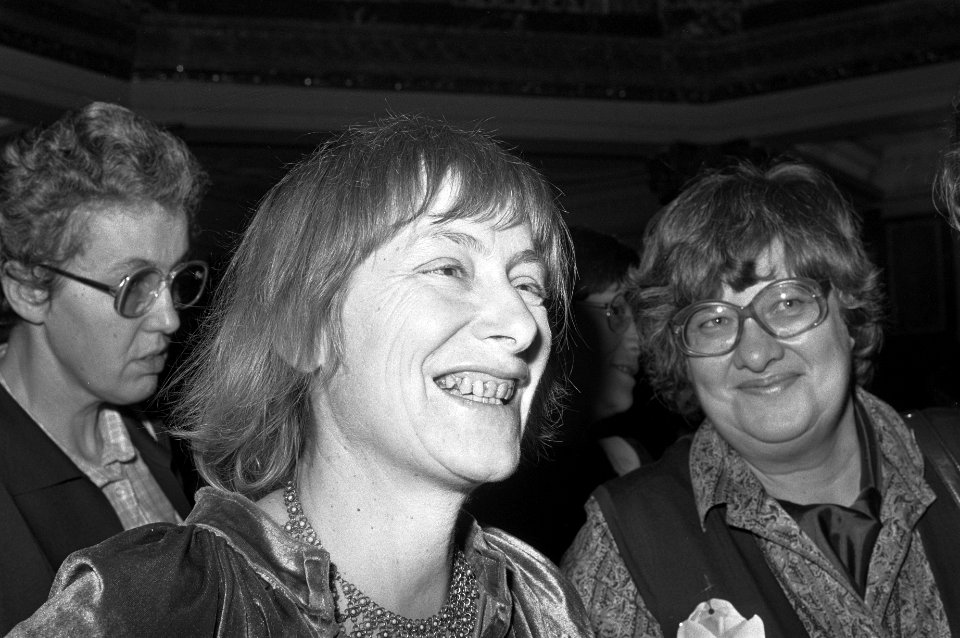 Dorothee Sölle en links Adriane van Melle-Hermans (Vrouwen voor vrede), Bestanddeelnr 931-8310