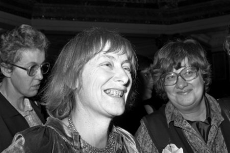 Dorothee Sölle en links Adriane van Melle-Hermans (Vrouwen voor vrede), Bestanddeelnr 931-8310