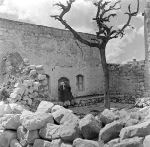 Dorpelingen bij de ingang van een synagoge, Bestanddeelnr 255-0139